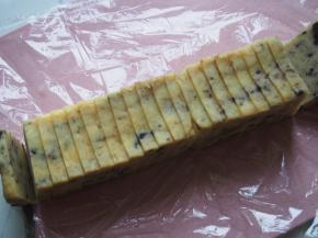 将面团略微回温后切成薄片。