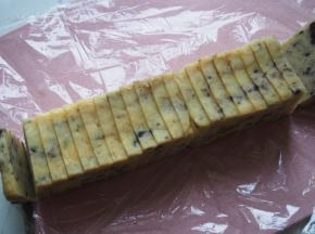 将面团略微回温后切成薄片。