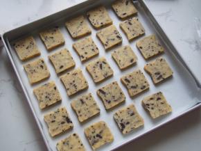 将切好的饼干胚转移到烤盘中，160度25分钟即可。