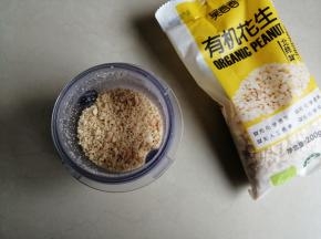 我用的是已经炒熟的花生碎，颗粒比较大，所以用研磨杯磨小一些，不要打成粉末状，有点颗粒吃起来才更好吃