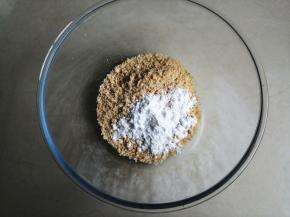 倒入糖粉或者细砂糖，搅拌均匀