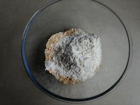 提前把面粉和小苏打粉混合，再过筛到花生碎里拌均匀