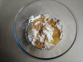 倒入蛋液和玉米油