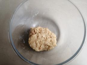 用刮刀将它们拌成团即可，没有刮刀就直接上手，最好戴上一次性手套去抓成团