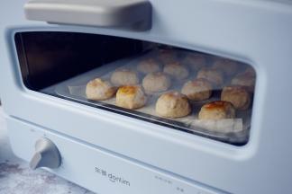 放入已经预热好165度的东菱日系小烤箱，烘烤20分钟左右（实际烘烤温度要根据自家烤箱脾气而定