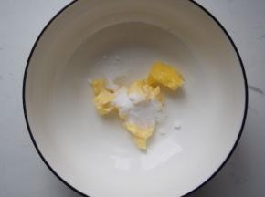黄油软化后用打蛋器打发一下