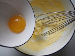 加入鸡蛋黄，搅打均匀