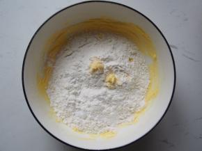 筛入低筋面粉