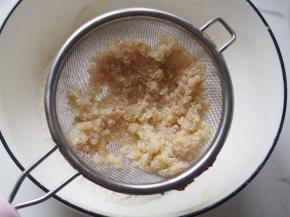 藜麦煮熟后充分过滤掉水分，倒入面粉中