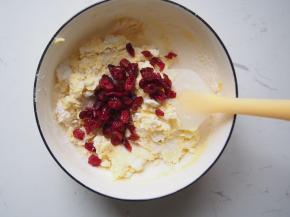 加入蔓越莓干，切拌成为面团