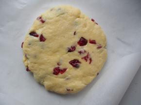 将面团放在油纸上整理成圆饼状