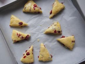 将面胚转移到烤盘中，表面刷一层全蛋液