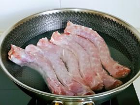 首先将鸭脖子冲洗干净，焯水，冷水如果，煮3分钟，捞出冷水冲洗干净。