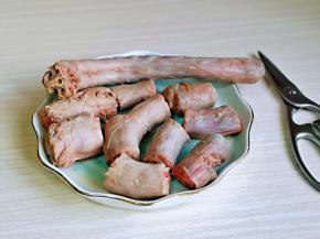 焯水的鸭脖子用剪刀剪断。