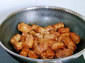 小火翻炒2分钟，炒制均匀。