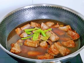 加入纯净水，没过鸭脖即可，再加入香叶，葱段。