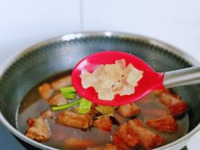 加入冰糖，冰糖量可以根据个人喜欢增减。