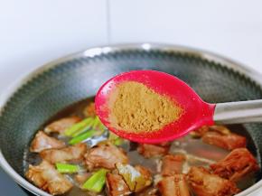 再加入五香粉，盖上盖子烧开，转小火焖煮30分钟。