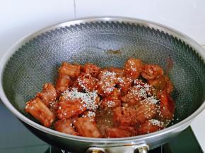 大火收汤，浓稠后加入熟白芝麻翻炒均匀，关火。