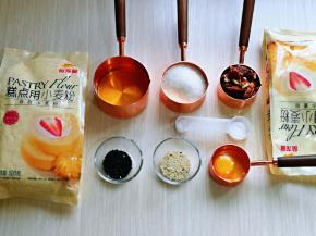 准备食材，今天我用 “金龙鱼糕点低筋小麦粉” 制作的这道核桃酥，100%进口小麦，蛋糕粉筋度低容易成功，口感香酥，棉柔，非常好。