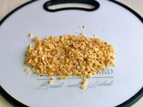 将核桃用擀面杖擀碎，建议颗粒不要太大。