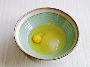将玉米油，细砂糖，草鸡蛋，加入大口器具中。