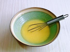 用手动打蛋器，充分打至均匀，完全融合再一起就可以。