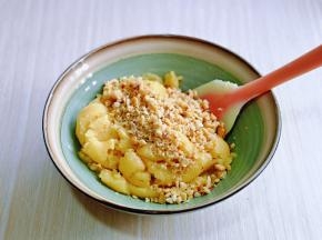 再加入熟白芝麻，核桃碎，再次翻拌均匀。