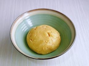 揉成面团，盖上盖子或保鲜膜，放入冰箱冷藏15分钟。