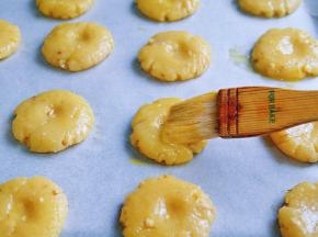 每个核桃酥胚均匀刷上蛋黄液。(这时把烤箱180度预热）