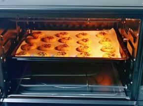 将烤盘入烤箱中层，上下180度烤20-25分钟。(烤箱温度及时间仅供参考，具体请根据自家烤箱性能另定)