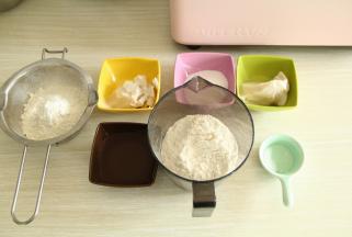 准备好油皮和油酥材料，猪油是冷藏凝固状态。