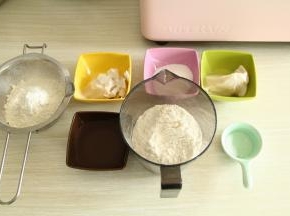 准备好油皮和油酥材料，猪油是冷藏凝固状态。