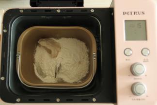 把油皮部分材料放入装好搅拌叶的面包机桶中，先后顺序没有关系，开启揉面程序，30分钟左右，1-2个揉面程序。