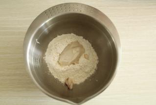 揉油皮期间，可以将油酥材料放入干净盆中。