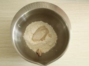 揉油皮期间，可以将油酥材料放入干净盆中。