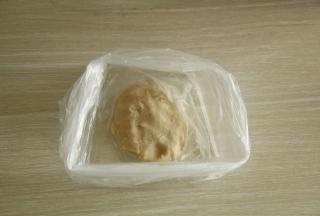 带PVC手套，将油酥部分揉匀即可。装入保鲜袋。放入冰箱冷藏。