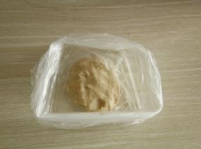 带PVC手套，将油酥部分揉匀即可。装入保鲜袋。放入冰箱冷藏。