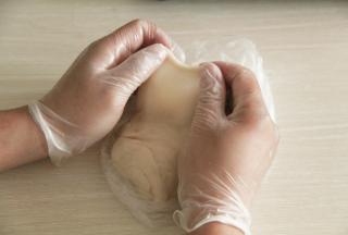 油皮揉好，扯开，出膜了哈，真的建议要揉出膜，后期擀开很好操作！揉的时间看状态，直到揉出膜。基本1-2个揉面程序就好了。