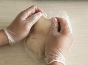 油皮揉好，扯开，出膜了哈，真的建议要揉出膜，后期擀开很好操作！揉的时间看状态，直到揉出膜。基本1-2个揉面程序就好了。