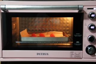 处理蛋黄，我这次用的市售的冷冻蛋黄，用现敲的口感更好。蛋黄排入垫有油纸的烤盘，喷点白酒，放入烤箱中层，上下180度，烤5分钟。