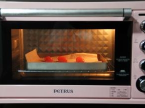 处理蛋黄，我这次用的市售的冷冻蛋黄，用现敲的口感更好。蛋黄排入垫有油纸的烤盘，喷点白酒，放入烤箱中层，上下180度，烤5分钟。