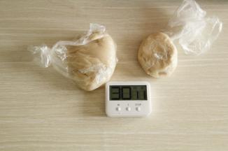 揉好的油皮装入保鲜袋，然后将油皮也放入冰箱合油酥一起冷藏醒30分钟。