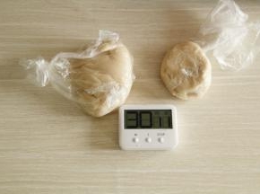 揉好的油皮装入保鲜袋，然后将油皮也放入冰箱合油酥一起冷藏醒30分钟。