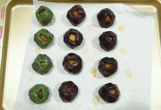 取一馅料，搓圆，然后中间按成窝形，放入烤好的蛋黄，用右手虎口位置往上慢慢收拢，不用彻底收口。排好备用。可以盖个保鲜膜，不盖也可以。