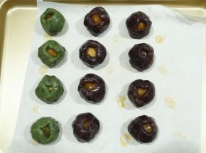 取一馅料，搓圆，然后中间按成窝形，放入烤好的蛋黄，用右手虎口位置往上慢慢收拢，不用彻底收口。排好备用。可以盖个保鲜膜，不盖也可以。
