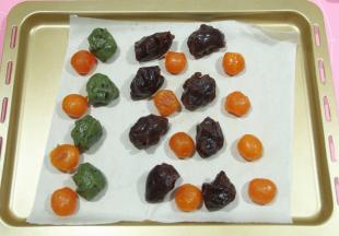 烤好取出冷凉，分好馅料，馅料25-30克一个，我的蛋黄是12-14克每个。