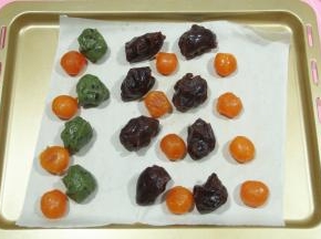 烤好取出冷凉，分好馅料，馅料25-30克一个，我的蛋黄是12-14克每个。