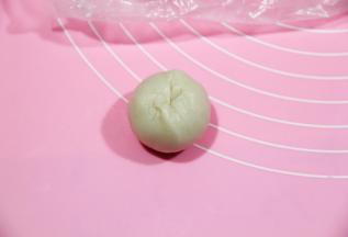 用油皮将油酥包起，右手虎口往上收口收紧，一定要收口收好，然后按照顺序排放！这样操作到最后一个，其实第一个都醒好了。