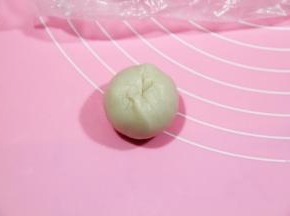 用油皮将油酥包起，右手虎口往上收口收紧，一定要收口收好，然后按照顺序排放！这样操作到最后一个，其实第一个都醒好了。